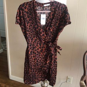 Ties around waist. Brown/orange color w black.